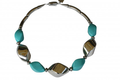 Halskette mit silbernen Nüssen und türkisfarbenen Nüssen scaled 416x277 - Halskette mit Nüssen