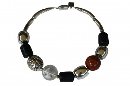 Halskette mit versilberten braunen Kugeln schwarzen versilberten Tonnen scaled 416x277 - Halskette mit Perlen und Tonnen