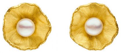 Ohrclips Silber vergoldet mit großer Perle Sakura 416x182 - Ohrclips "Sakura" aus vergoldetem Silber mit großer Zuchtperle