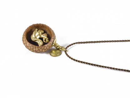 Schmuck kaufen Ebene Eichelhut Halskette Eichhörnchen Goldschatz Z180 1 von 2 416x312 - Eichelhut-Halskette Eichhörnchen mit Goldschatz