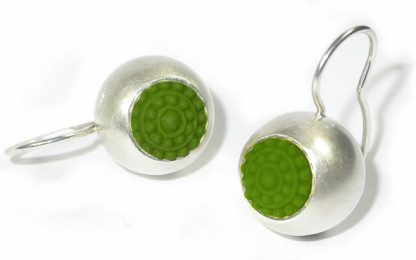 dots ohrhänger aus silber in grün 416x260 - Silber-Ohrhänger "dots" (Farbauswahl)